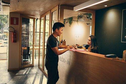 Các Ngành Dễ Bị Đào Thải Trong 10 Năm Tới 12 lễ tân