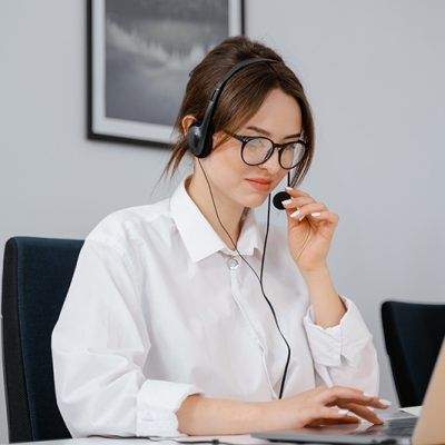 Customer Service Là Gì? Nhân Viên Làm Dịch Vụ Khách Hàng Cần Có Những Kỹ Năng Gì?