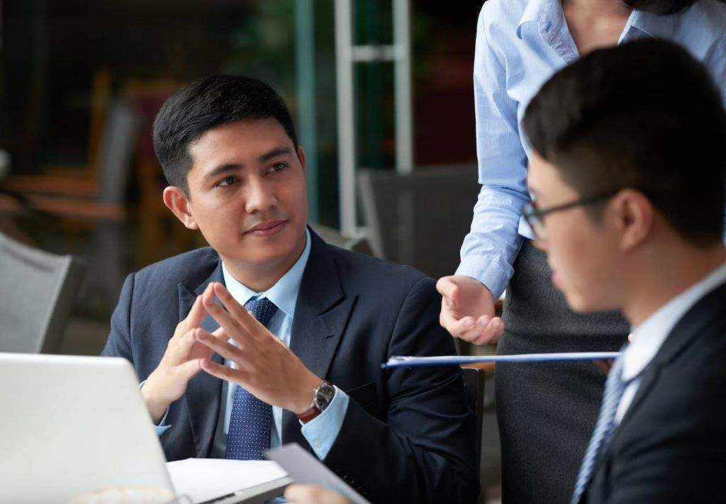 Học Cách Thuyết Phục Khách Hàng – Bí Quyết Để Khách Hàng “Say Yes” Với Sản Phẩm Nhanh Hơn 8 cách nói chuyện với khách hàng