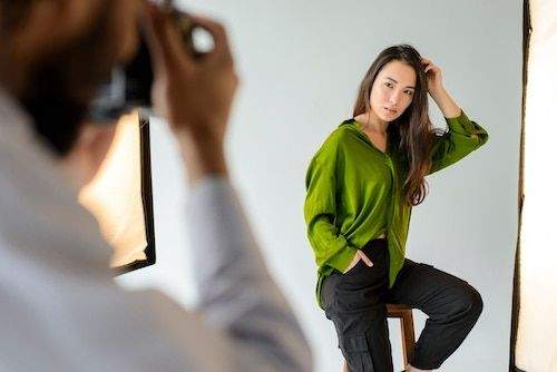 Làm Mẫu Ảnh Cho Các Shop Và Những Điều Bạn Cần Biết Về Nghề Mẫu Ảnh 7 Mẫu ảnh cần có khả năng tương tác với ống kính tốt