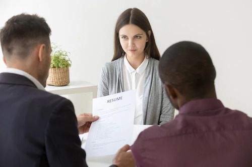 Bìa hồ sơ xin việc cũng là yếu tố giúp nhà tuyển dụng đánh giá ứng viên