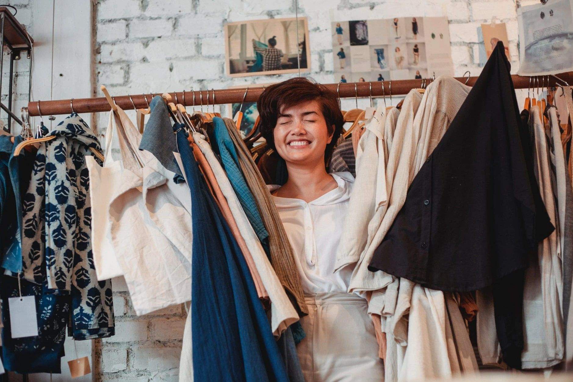 Merchandise Là Gì? Tất Cả Điều Bạn Cần Biết Về Công Việc Merchandise