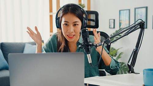 Muốn Làm MC Thì Học Ngành Gì? Những Kỹ Năng Cần Có Của Một MC Chuyên Nghiệp 5 muon-lam-mc-thi-hoc-truong-nao