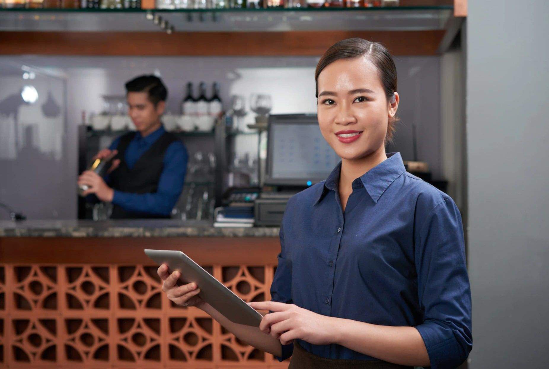 Nhân Viên Phục Vụ Là Gì? Làm Nghề Phục Vụ Dễ Hay Khó?