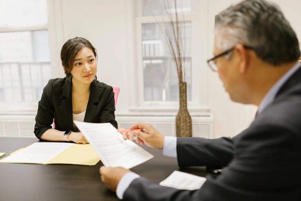 Phiên Dịch Viên Là Gì? Muốn Làm Thông Dịch Viên Thì Học Ngành Gì? 8 phien dich vien la gi muon lam thong dich vien thi hoc nganh gi 65c84f56a9dc1