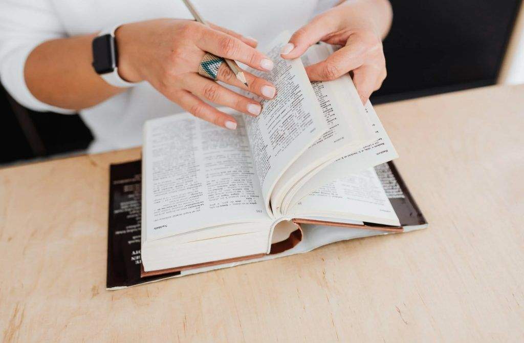Phiên Dịch Viên Là Gì? Muốn Làm Thông Dịch Viên Thì Học Ngành Gì? 15 muốn làm thông dịch viên thì học ngành gì