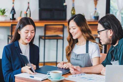 Quy Trình 5 Bước Xử Lý Khiếu Nại Khách Hàng Hiệu Quả 6 Sau khi xử lý khiếu nại doanh nghiệp cần thường xuyên chăm sóc khách hàng