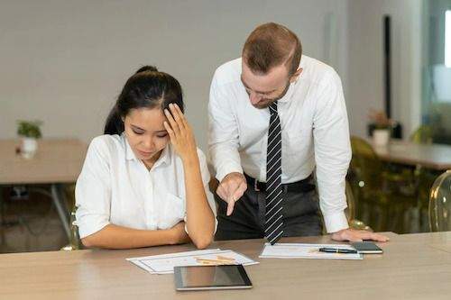 Quy Trình 5 Bước Xử Lý Khiếu Nại Khách Hàng Hiệu Quả 7 Trong quá trình tiếp nhận khiếu nại nên lắng nghe phản hồi từ khách hàng
