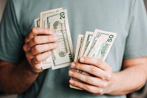 lương văn phòng và giá freelancer