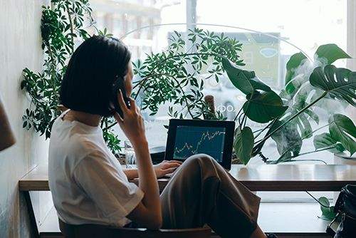 White-Collar Là Gì? Khác Gì Với Blue-Collar? Bật Mí Những Màu Sắc Nghề Nghiệp Thú Vị 17 làm digital nomad