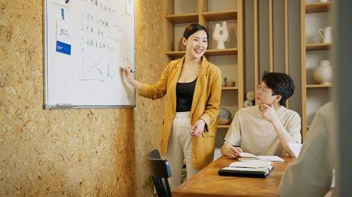 Những Công Việc Phù Hợp Với Sinh Viên Mới Ra Trường Không Có Kinh Nghiệm 5 sinh-vien-moi-ra-truong-nen-lam-cong-viec-gi